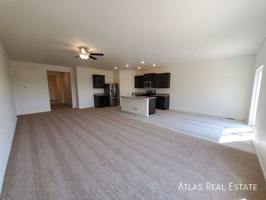 885 Emerald Lakes St - Photo 6 of 26