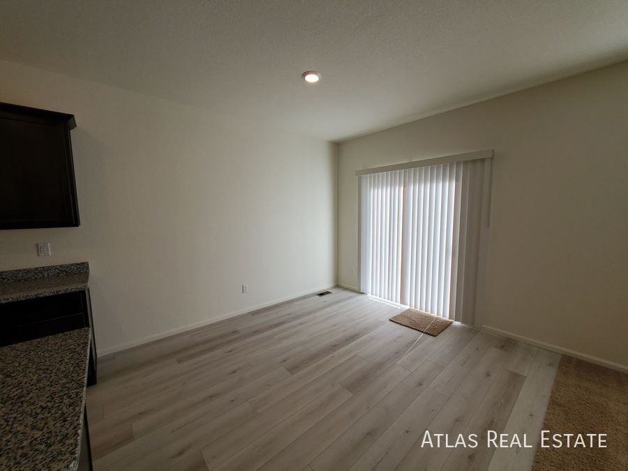 885 Emerald Lakes St - Photo 7 of 26