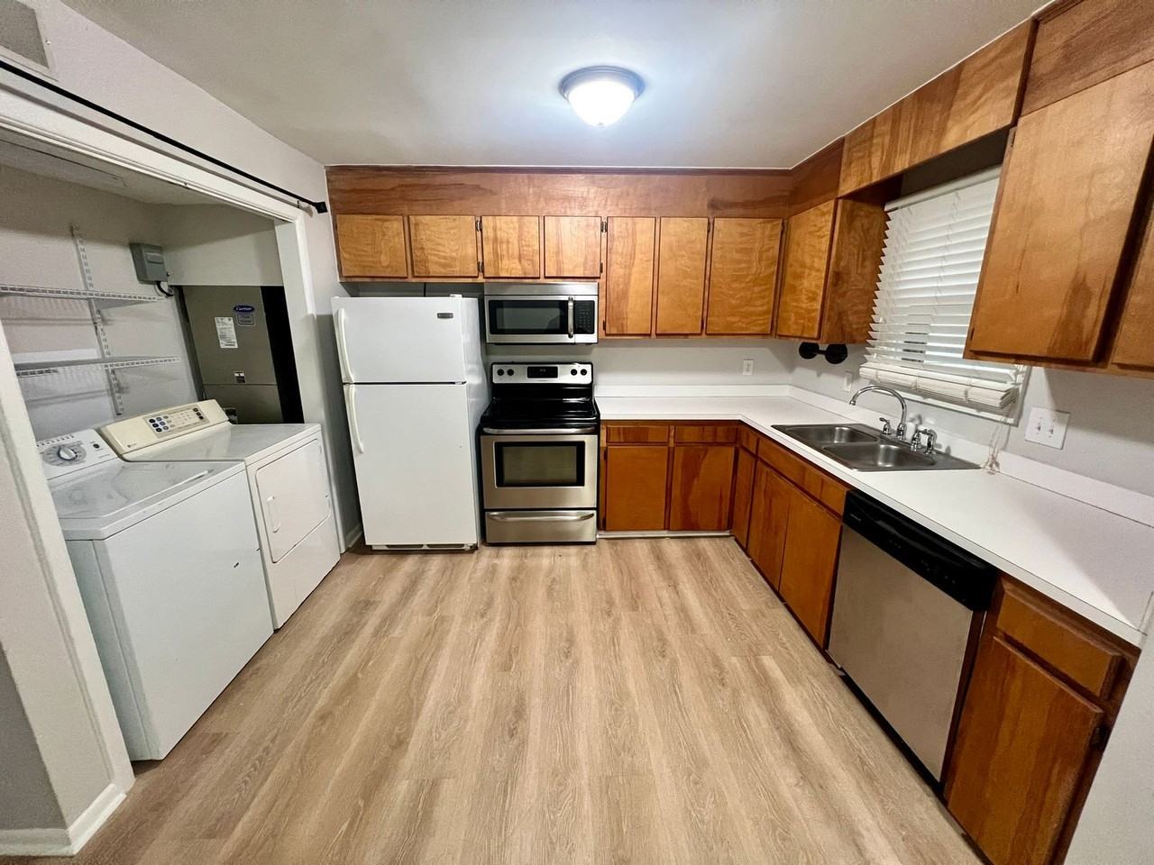 605 Picadilly Sq - Photo 3 of 13