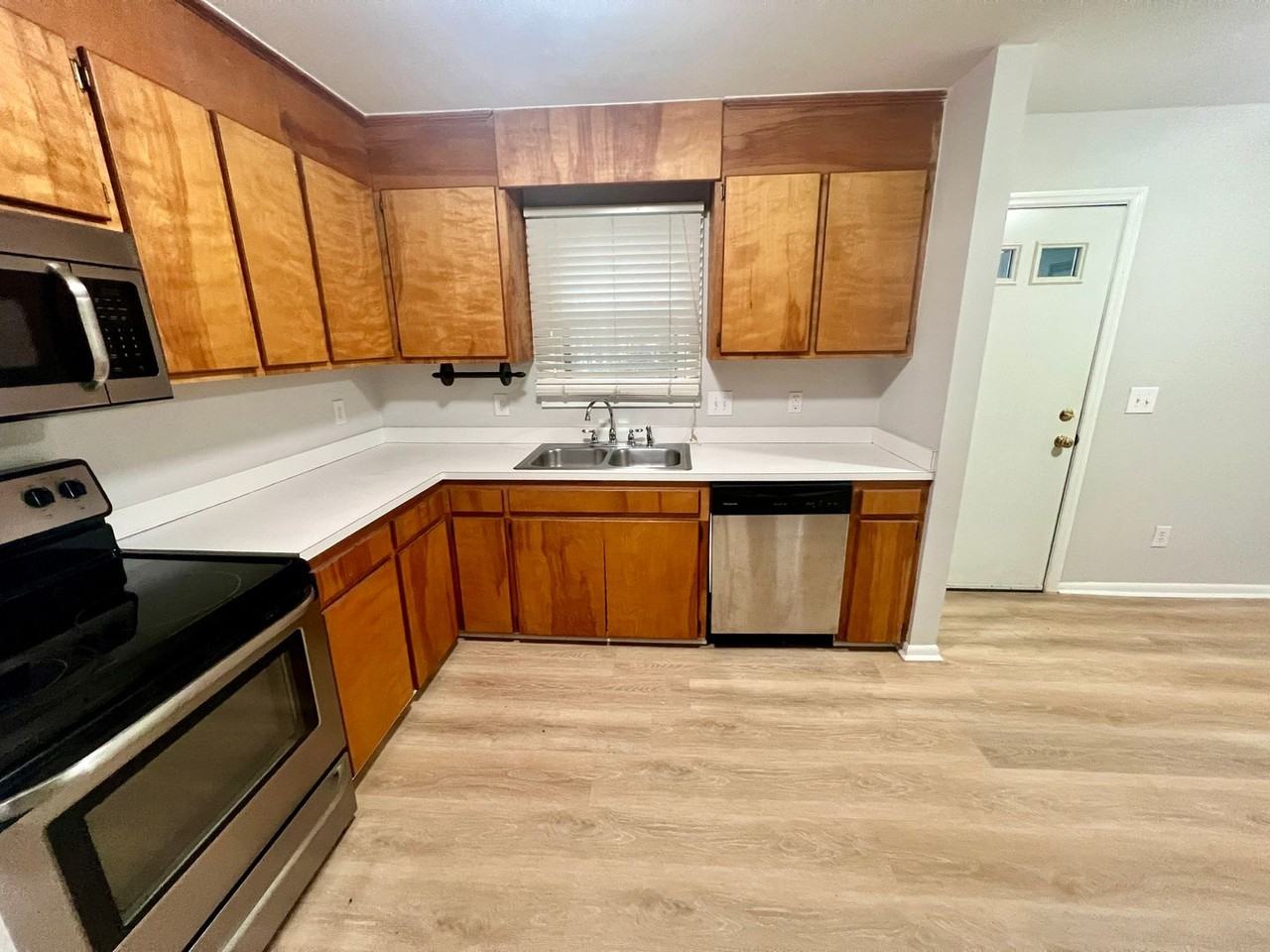 605 Picadilly Sq - Photo 4 of 13