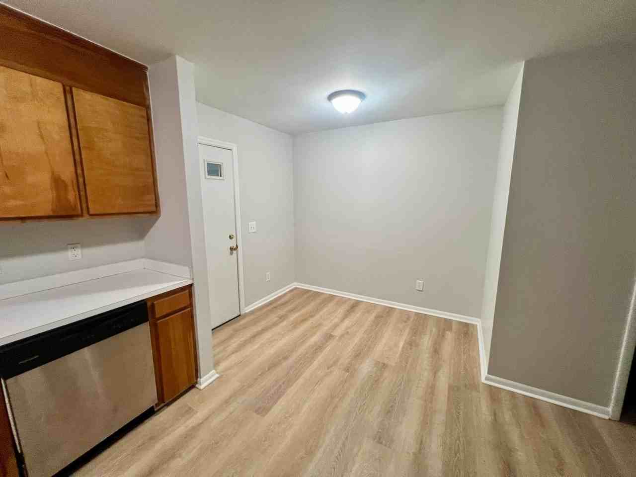 605 Picadilly Sq - Photo 5 of 13