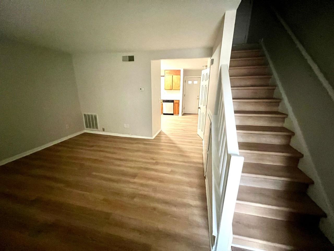 605 Picadilly Sq - Photo 7 of 13