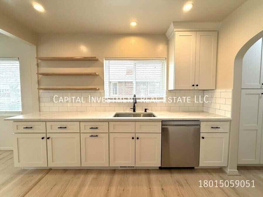 1452 E Hollywood Ave - Photo 3 of 20