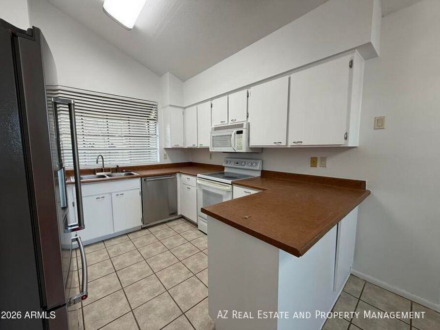 2901 W Sierra St - Photo 7 of 42