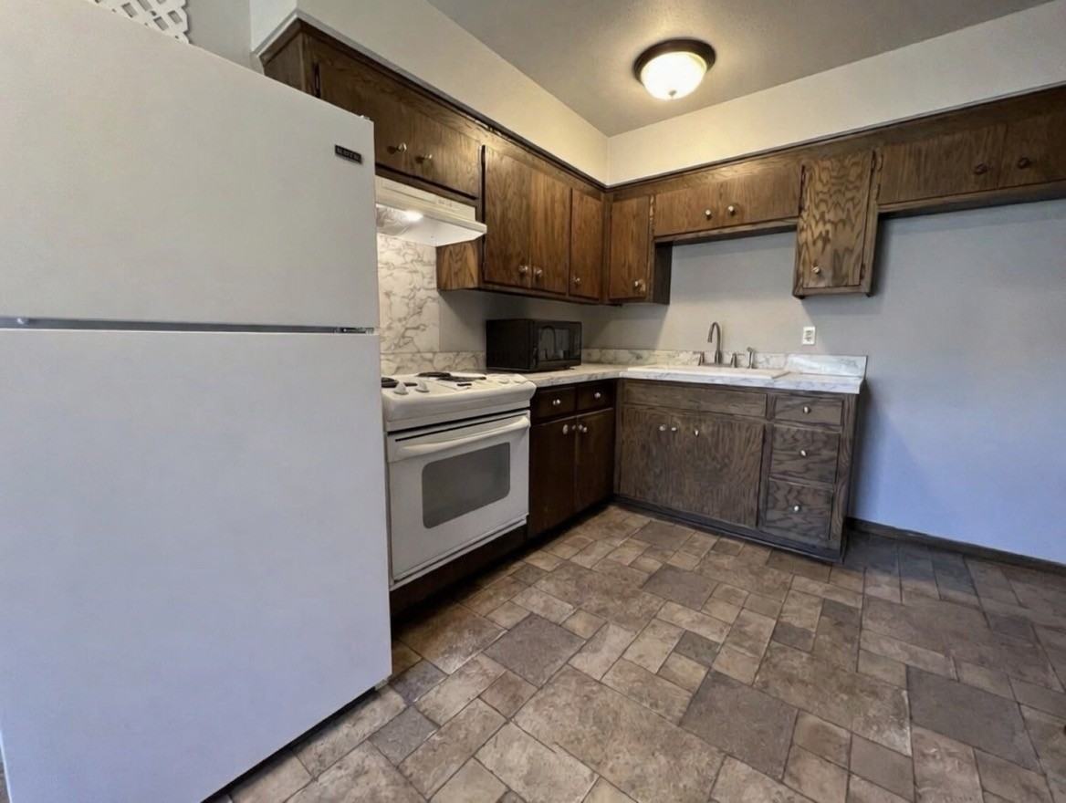 993 Oriole Dr - Photo 2 of 12