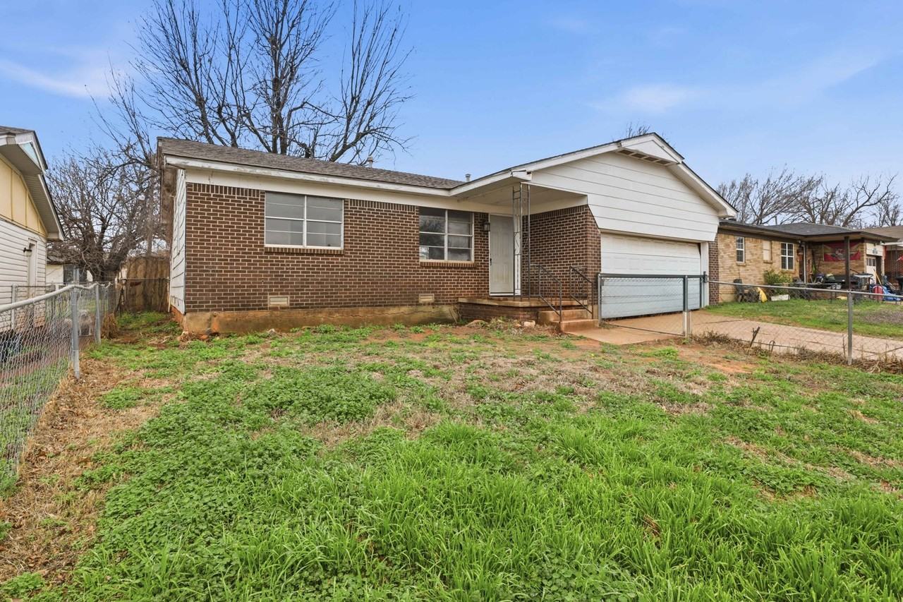 1520 Se 48th Pl #1 - Photo 3 of 30