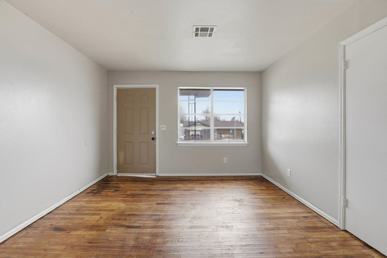 1520 Se 48th Pl #1 - Photo 5 of 30