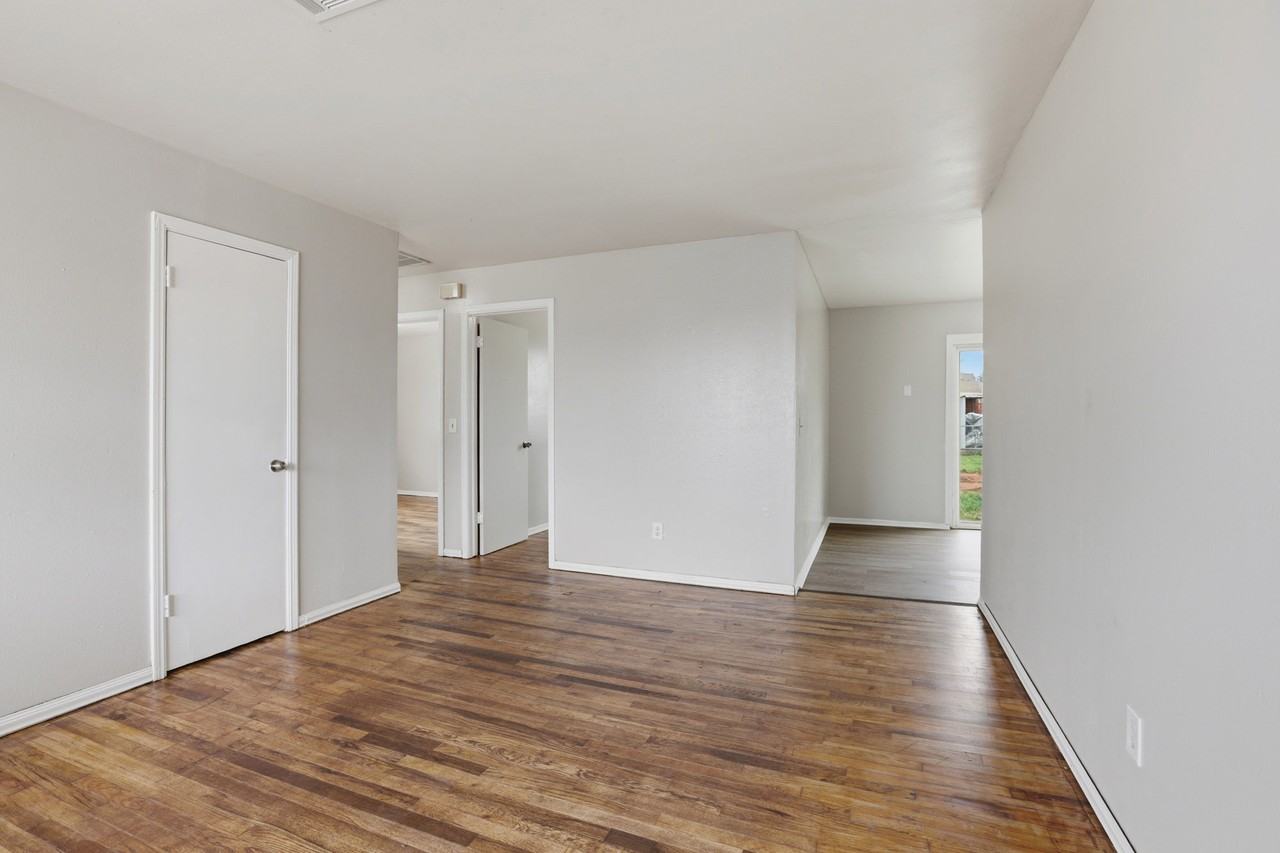 1520 Se 48th Pl #1 - Photo 7 of 30