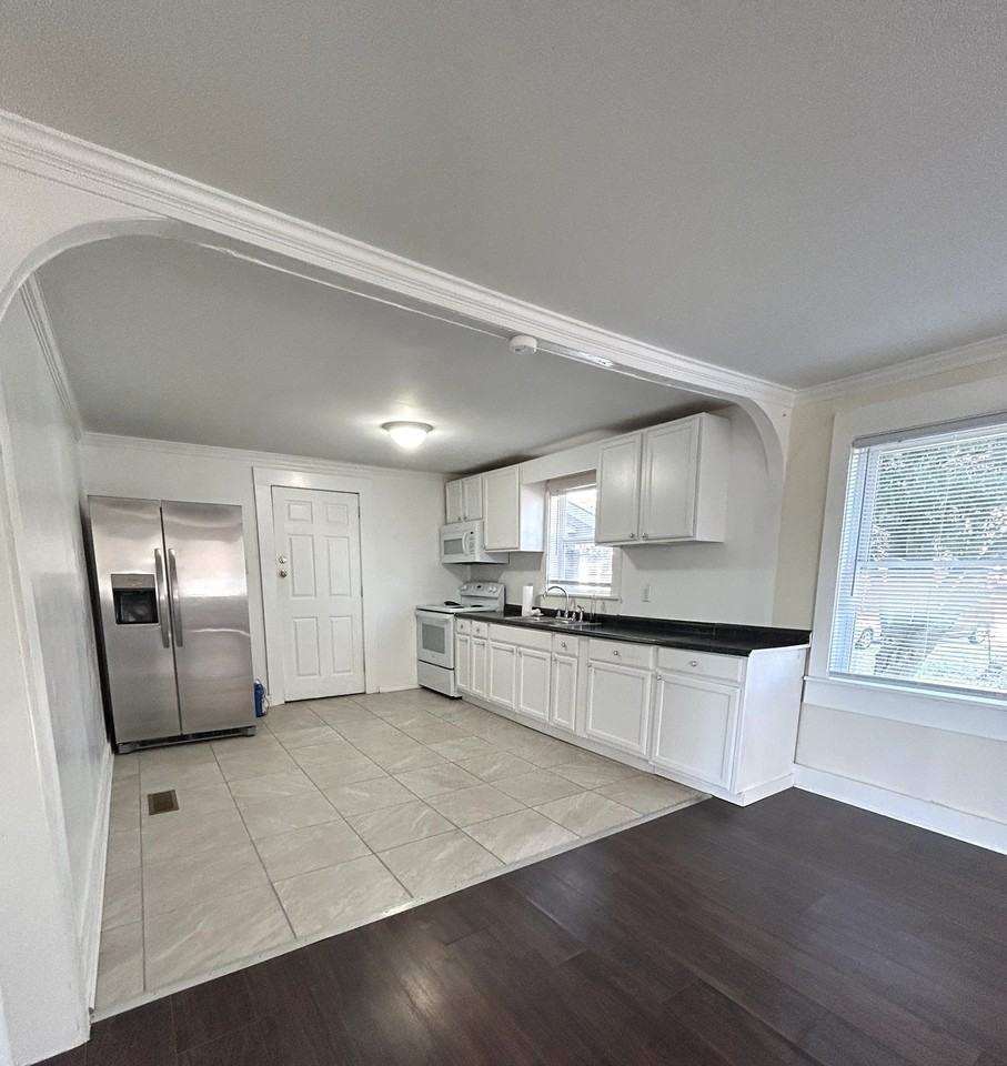 1212 Fisher St #1 - Photo 4 of 12