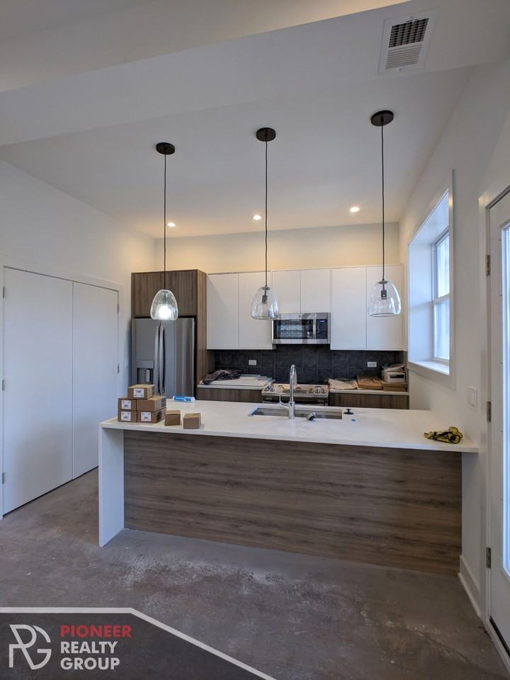 2120 W. Belmont - Photo 3 of 18