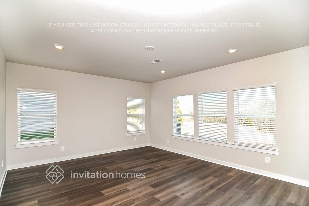 1219 Bluffton Cir - Photo 4 of 20