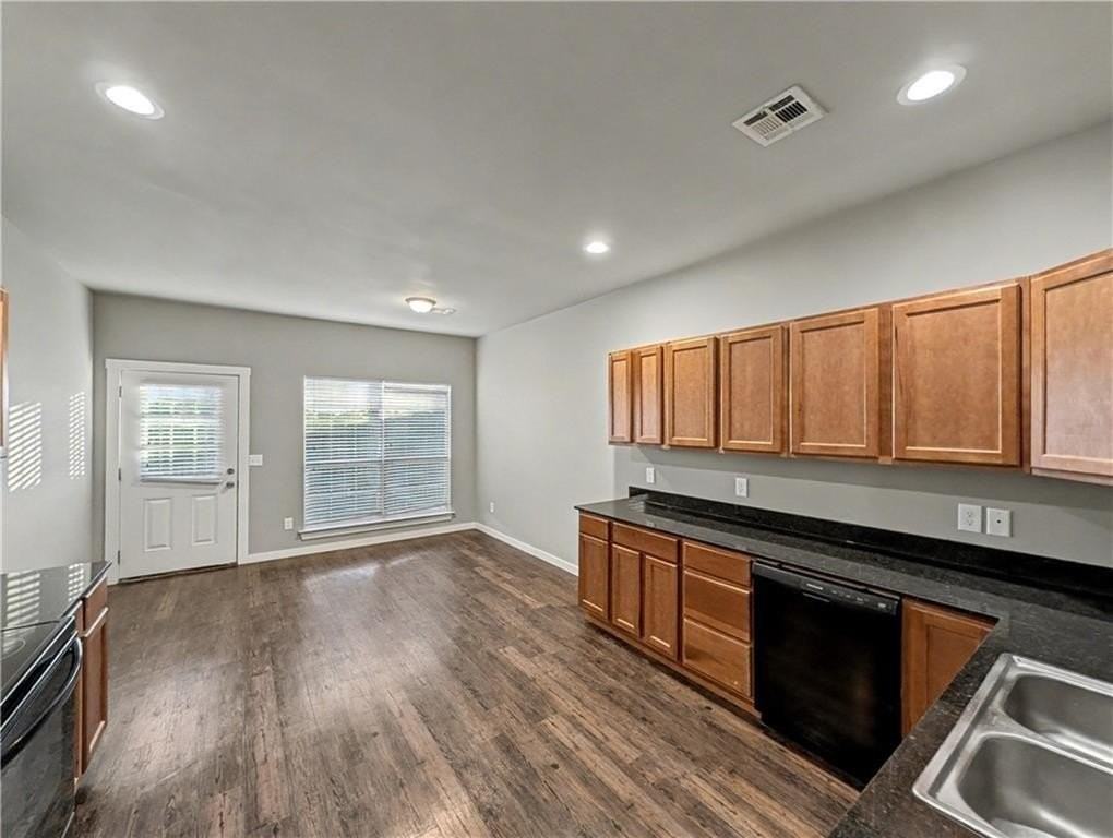 862 Oakwood Ln - Photo 3 of 21