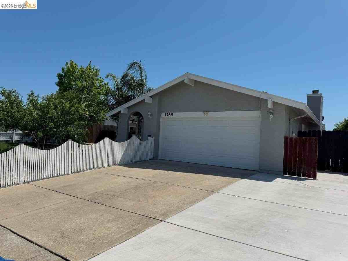 1769 Teresa Ln - Photo 3 of 36