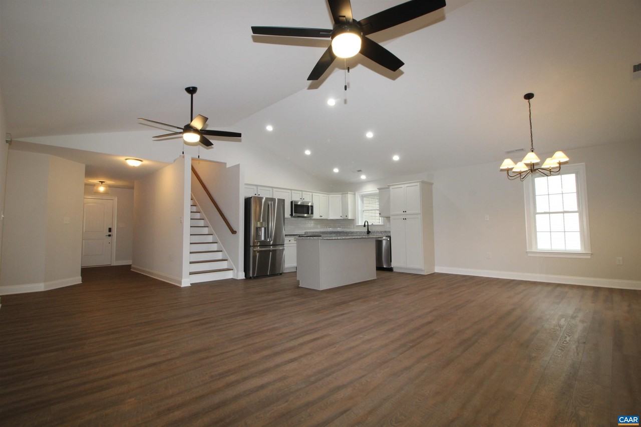 205 Lindburgh Dr - Photo 4 of 19