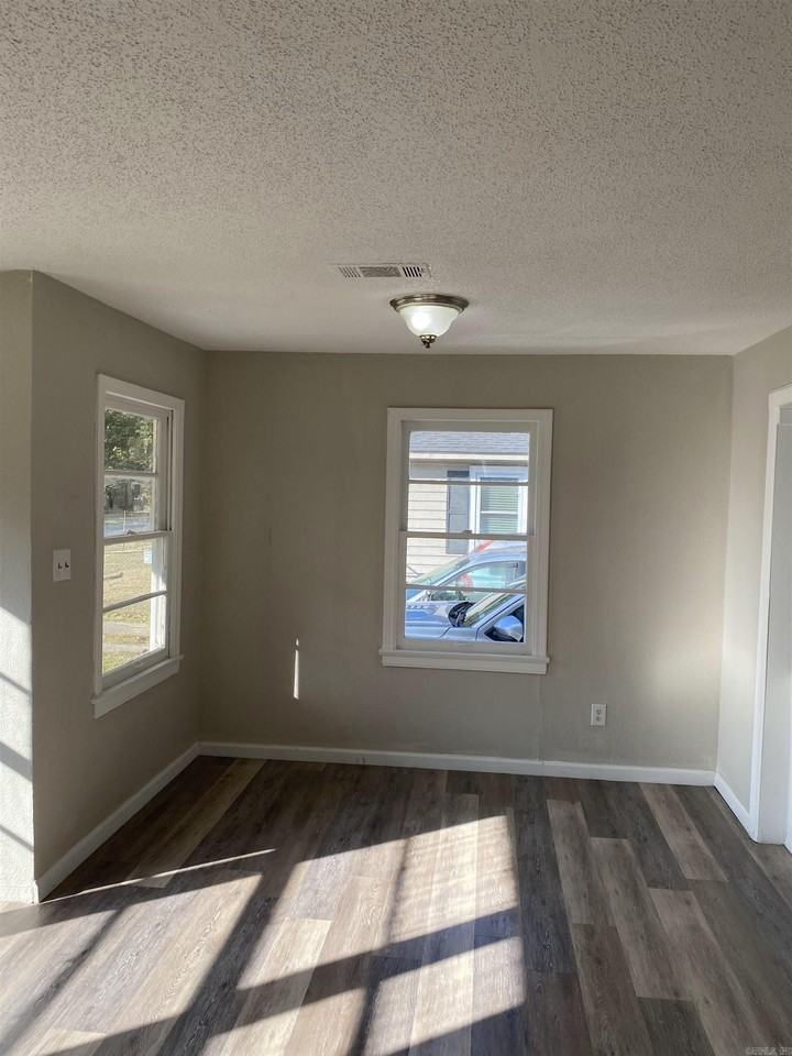 11 Shirley St - Photo 4 of 17