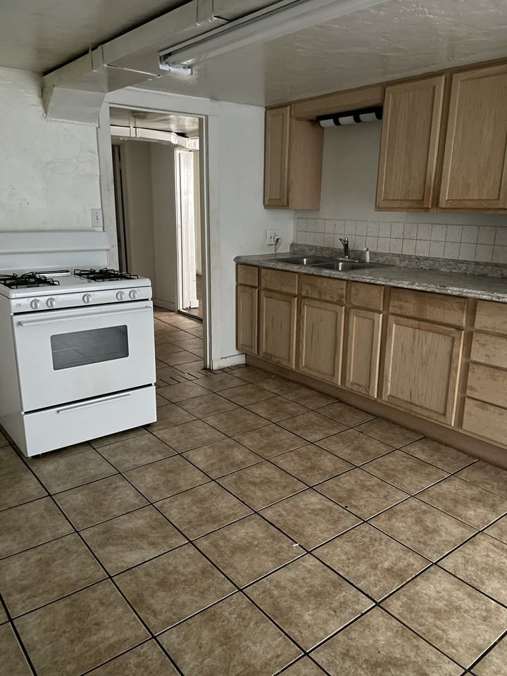 1038 W Columbia Ln #1038 - Photo 6 of 11