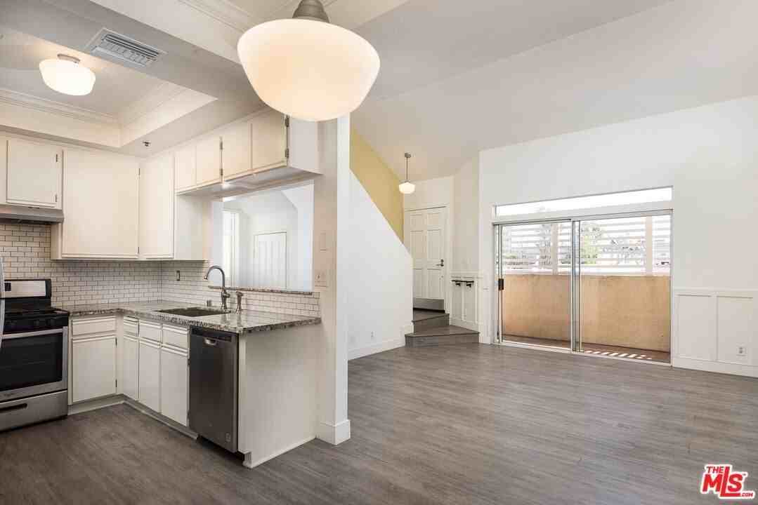 13801 Oxnard St Apt 206 - Photo 5 of 43