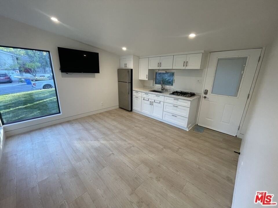 4234 Ellenita Ave - Photo 3 of 18