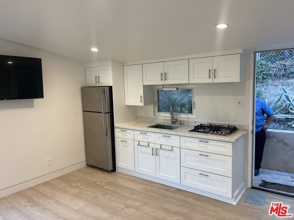 4234 Ellenita Ave - Photo 6 of 18