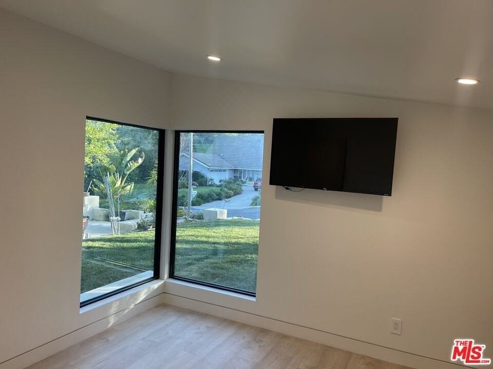 4234 Ellenita Ave - Photo 7 of 18