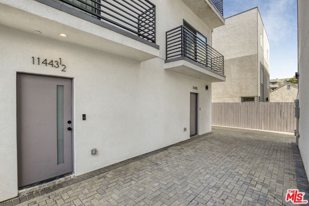 11443 1/2 Hatteras St - Photo 2 of 27