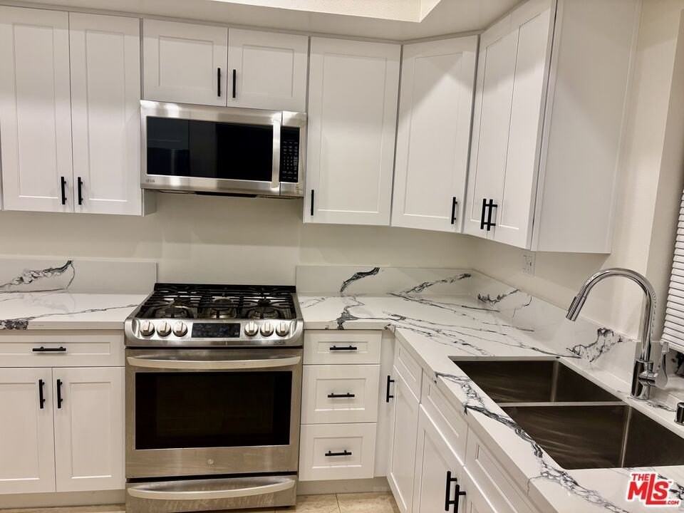 5340 Wilkinson Ave Unit 6 - Photo 3 of 28