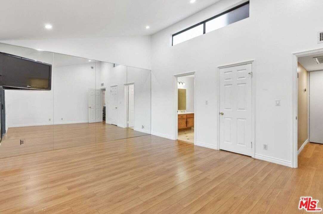 5340 Wilkinson Ave Unit 6 - Photo 7 of 28