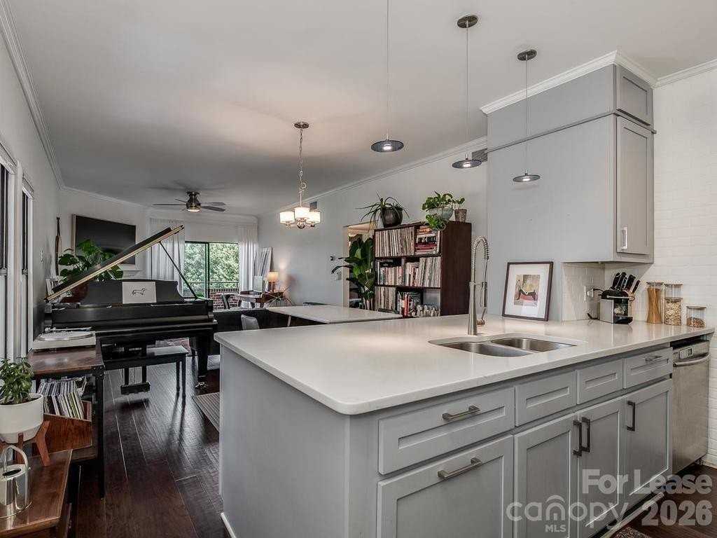 224 N Poplar St Apt 13 - Photo 3 of 18