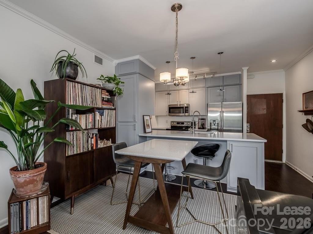 224 N Poplar St Apt 13 - Photo 7 of 18