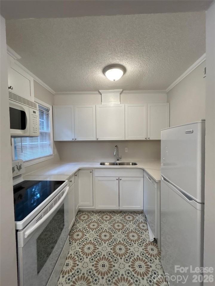 926 Hollywood St - Photo 4 of 12