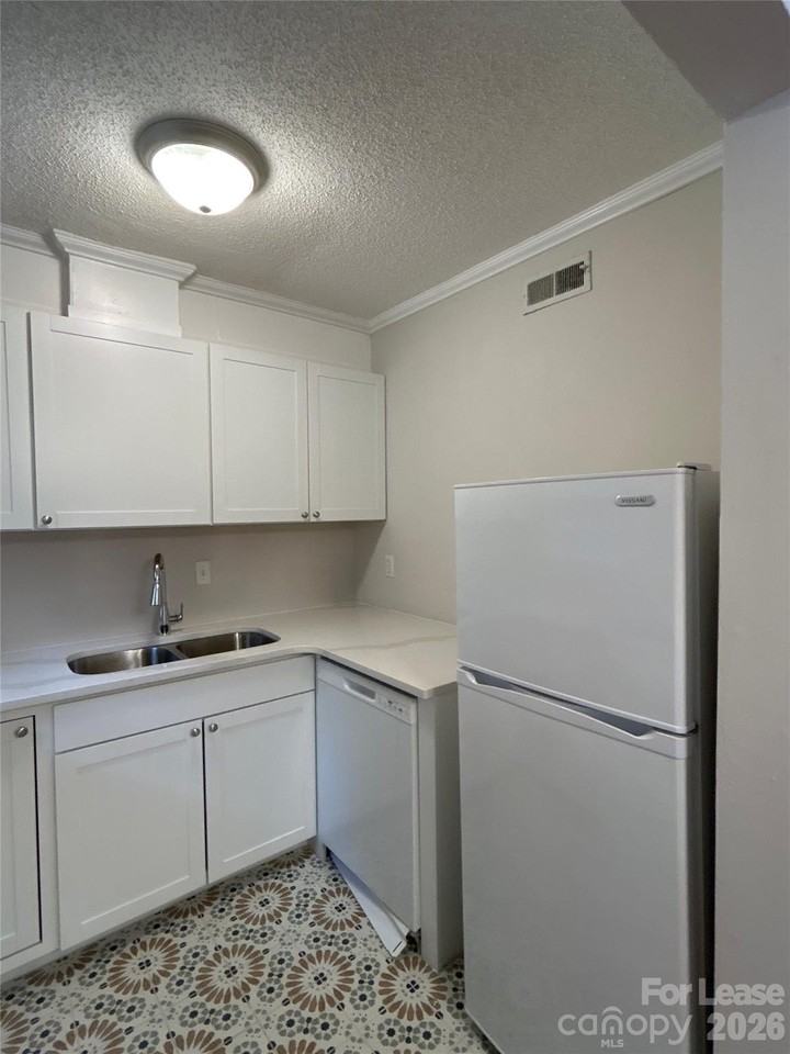 926 Hollywood St - Photo 5 of 12