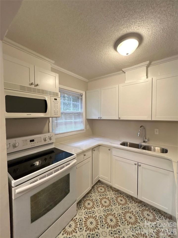 926 Hollywood St - Photo 6 of 12