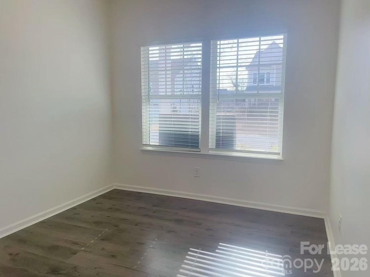 5006 Beacon Ave - Photo 3 of 36