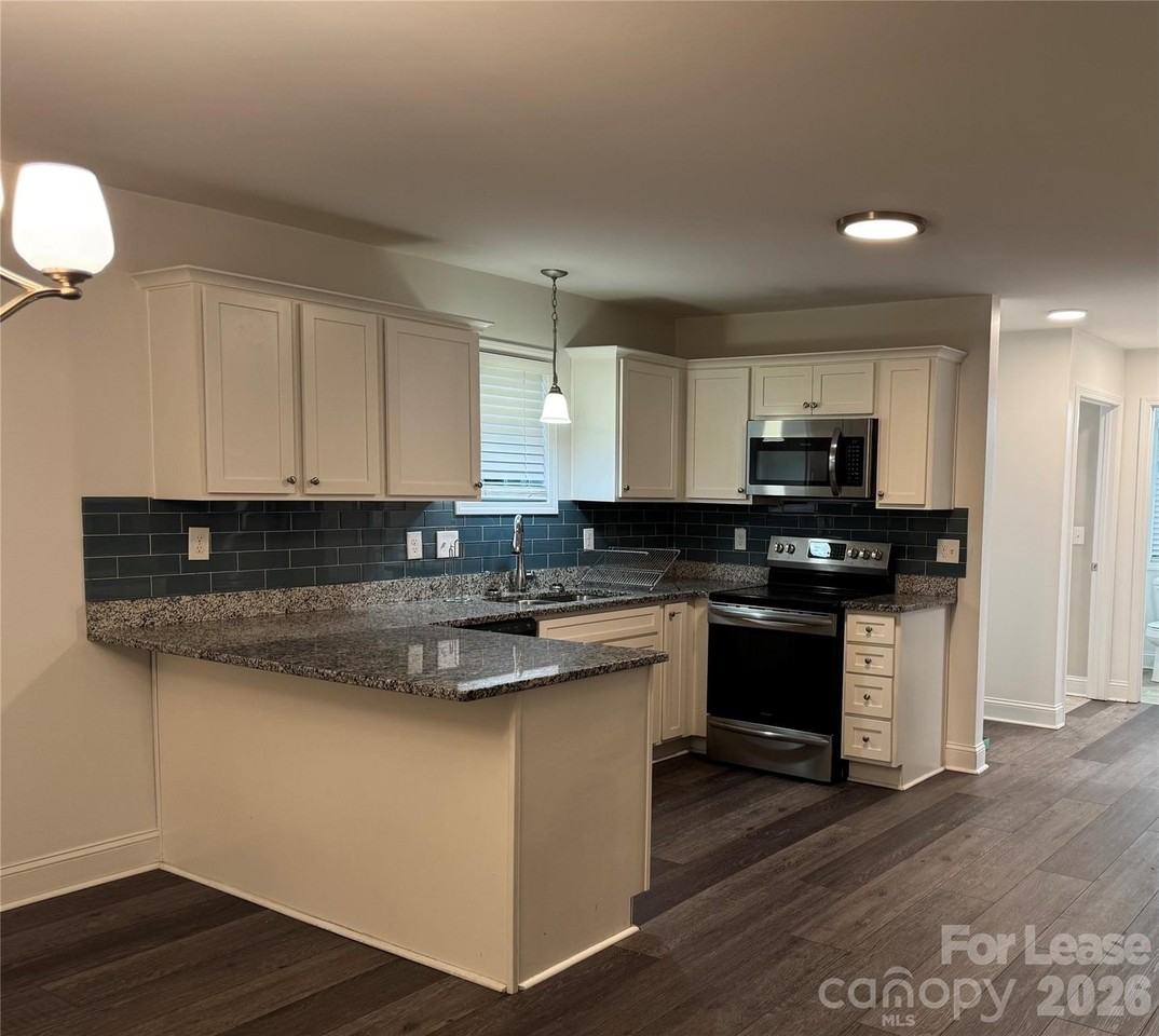 639 E Black St - Photo 3 of 21