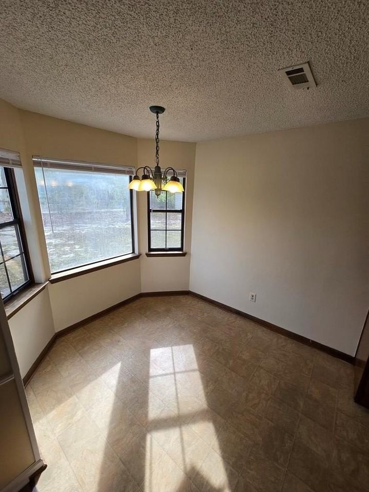 2501 Creekwood Dr - Photo 3 of 8