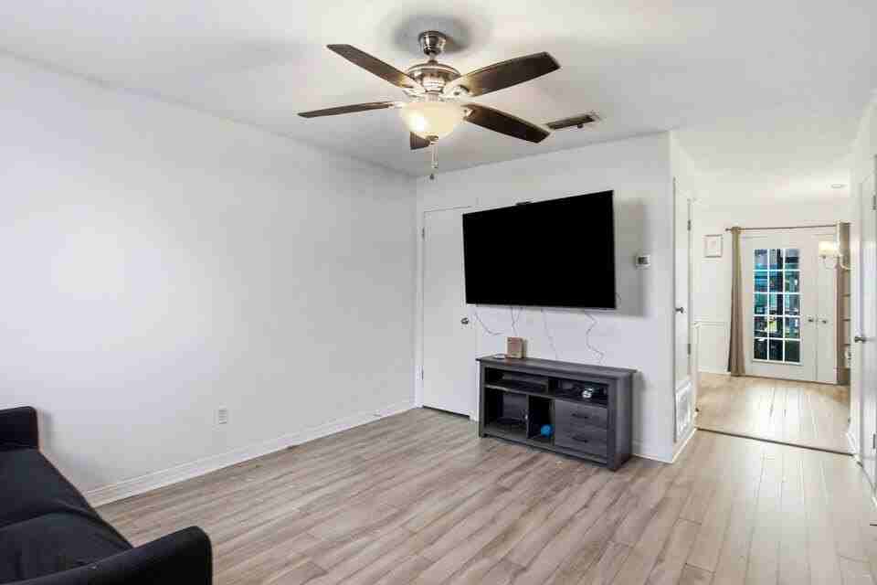 1325 Greendale Ave Unit 26 - Photo 3 of 24