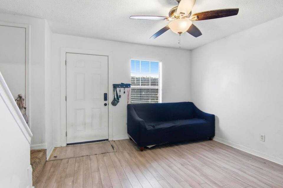 1325 Greendale Ave Unit 26 - Photo 4 of 24