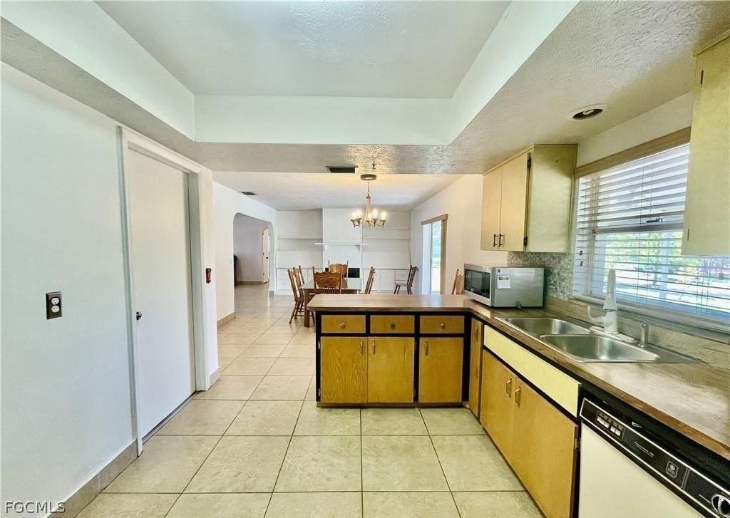 922 Se 26th Ter - Photo 5 of 9