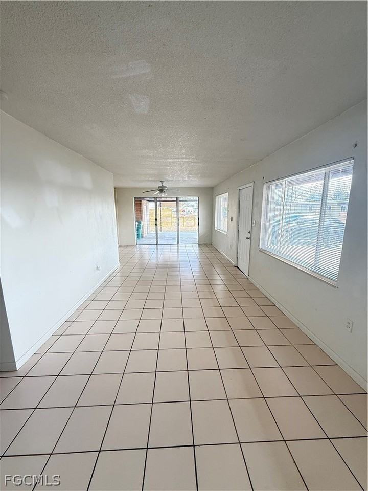 21422 Kenyon Ave - Photo 3 of 10