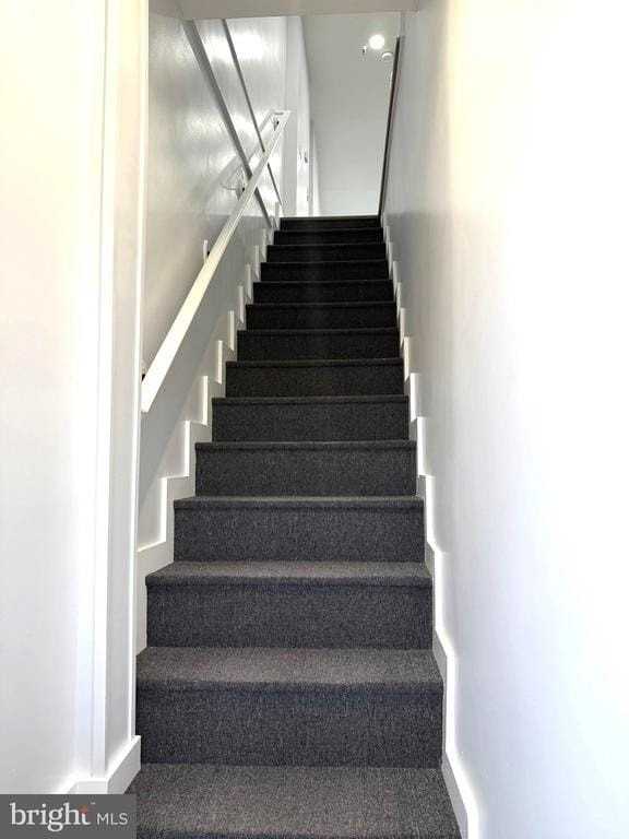 330 N 2nd St #B - Photo 3 of 17