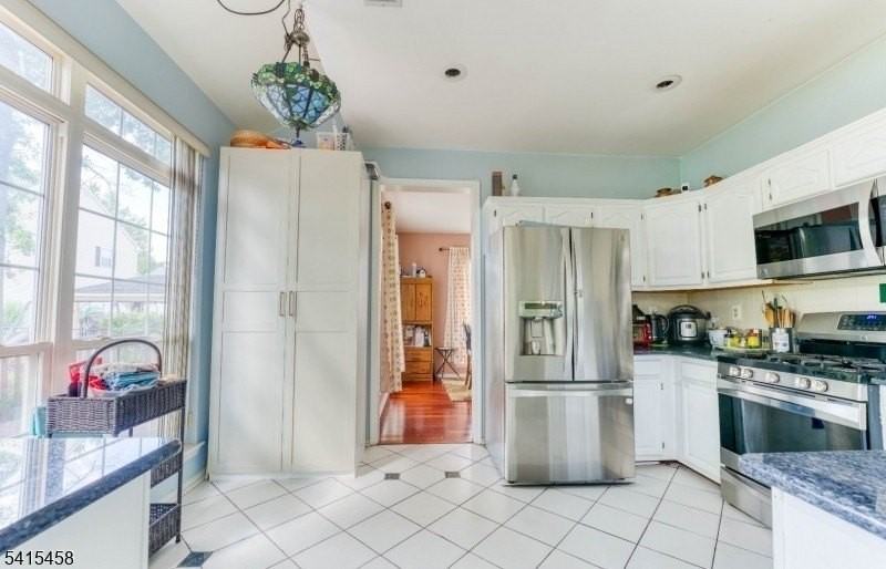 10 Marco Polo Ct - Photo 6 of 18