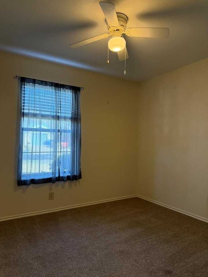 1100 Meadow Dr - Photo 3 of 16