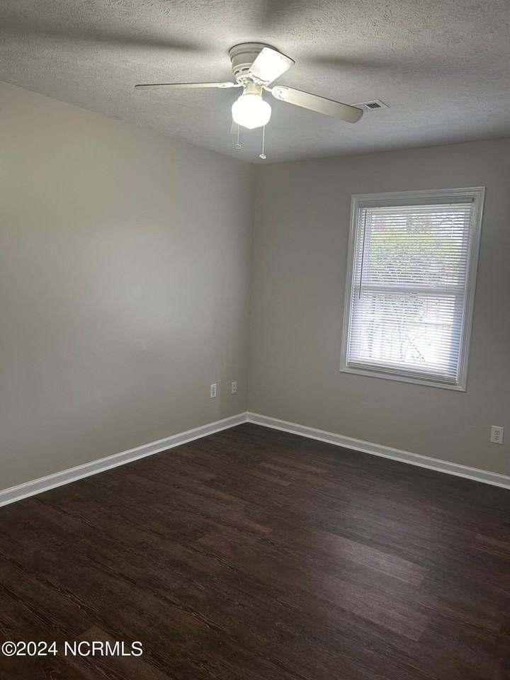 937 N Ashe St - Photo 3 of 15