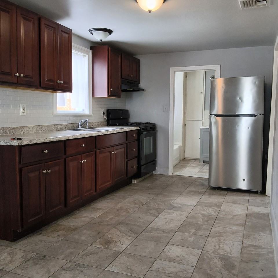 1808 Pleasant St #5 - Photo 3 of 11