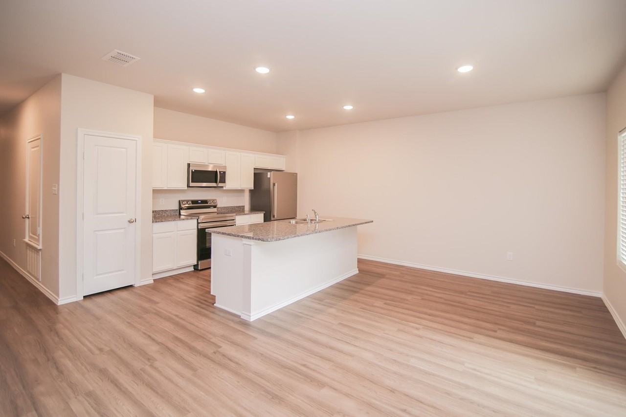 3103 Mesa Dr - Photo 5 of 25