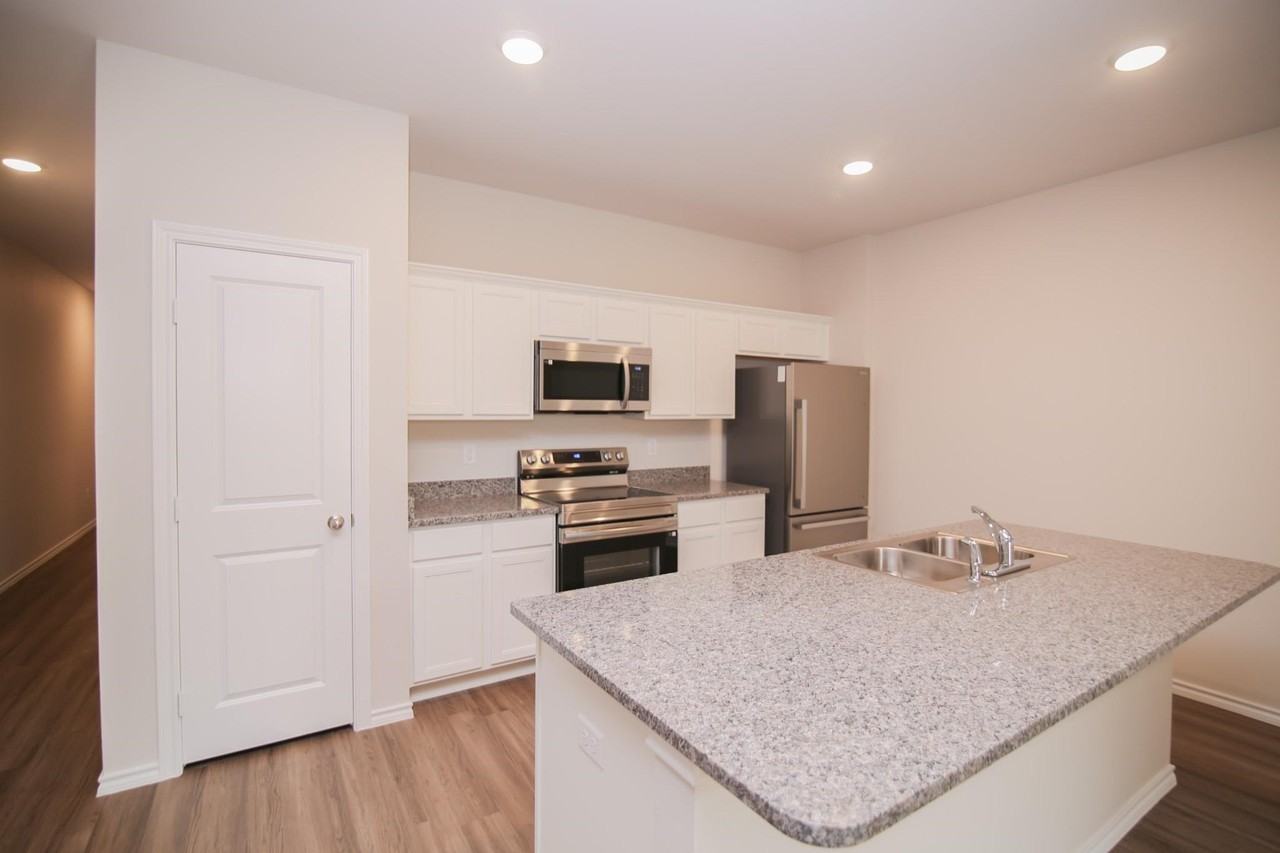 3103 Mesa Dr - Photo 6 of 25