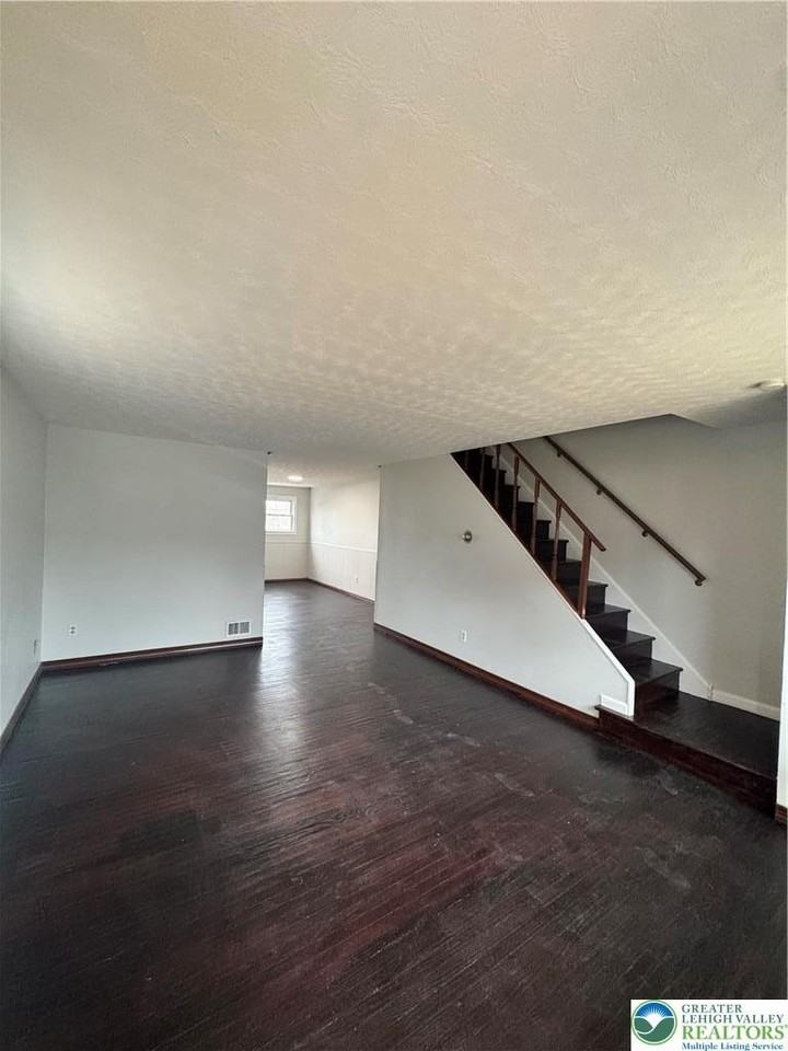 2004 Baker Dr - Photo 2 of 12