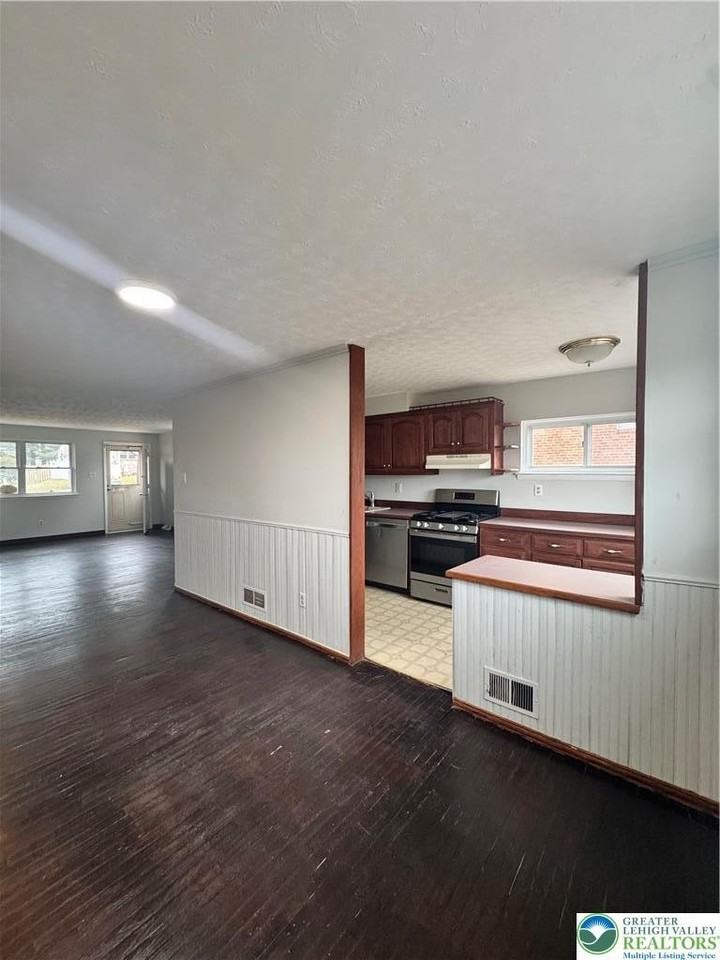 2004 Baker Dr - Photo 3 of 12