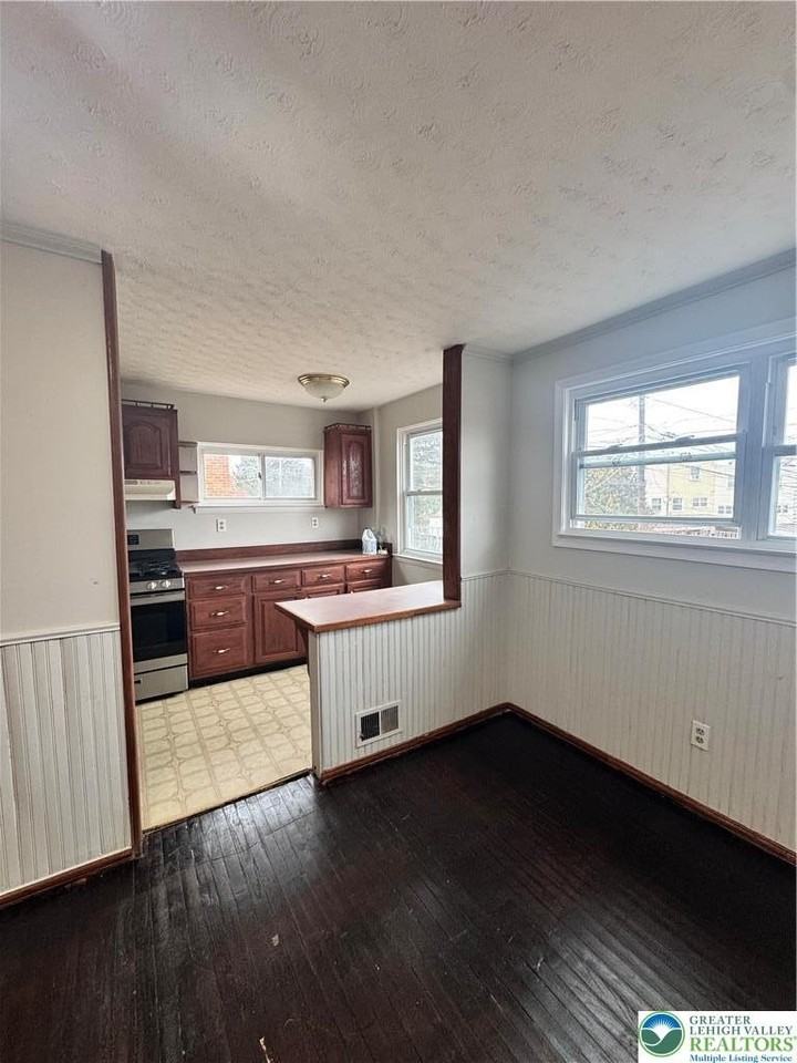 2004 Baker Dr - Photo 4 of 12