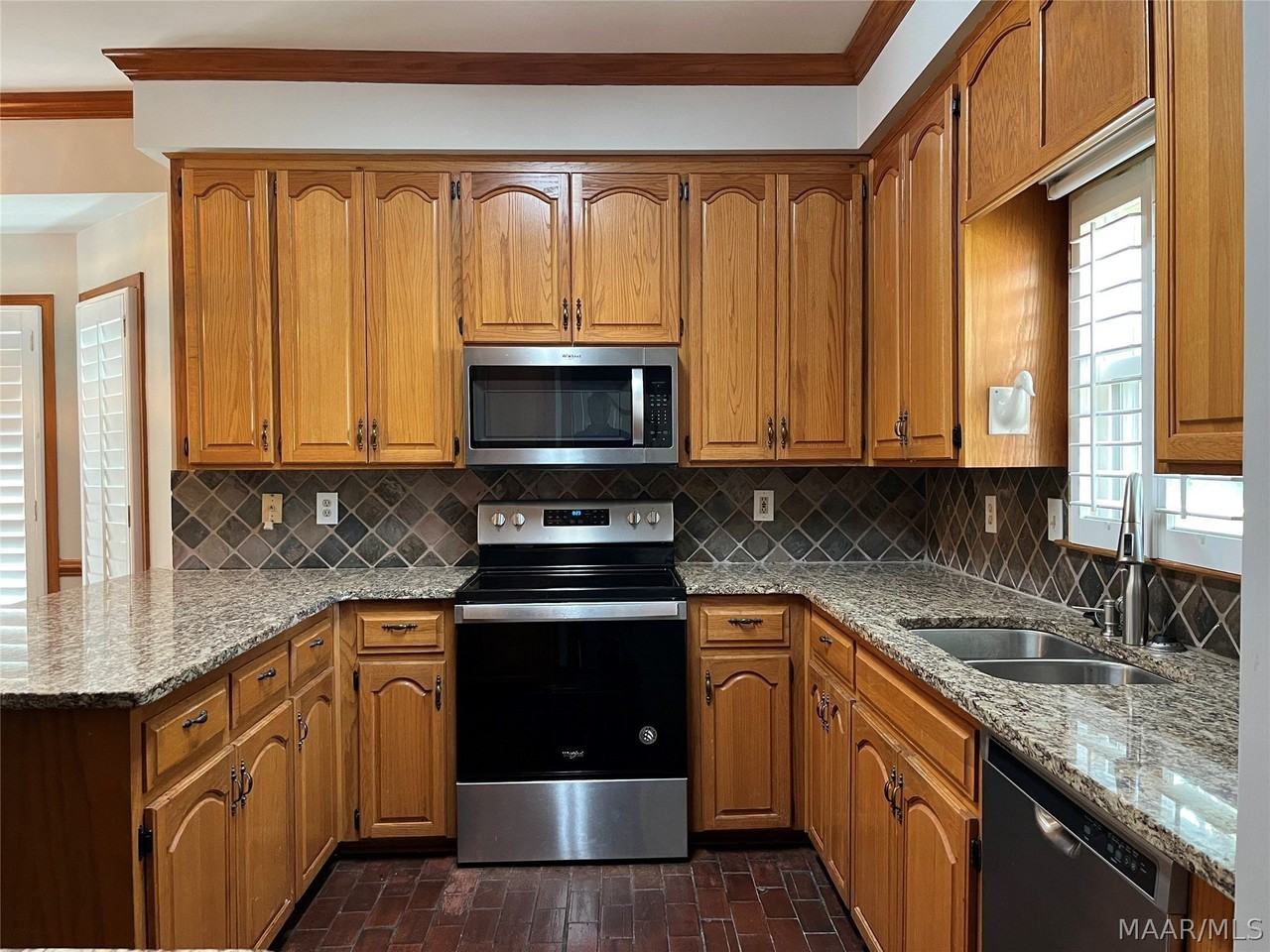 9418 Huntingdon Ct - Photo 7 of 45